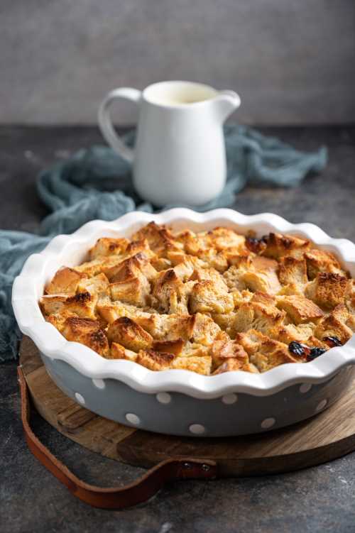 Kruhov narastek z vanilijevo omako