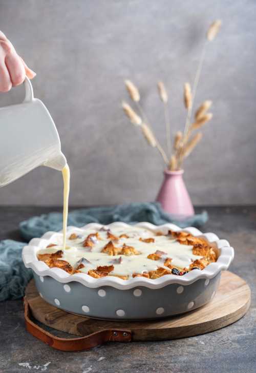 Kruhov narastek z vanilijevo omako