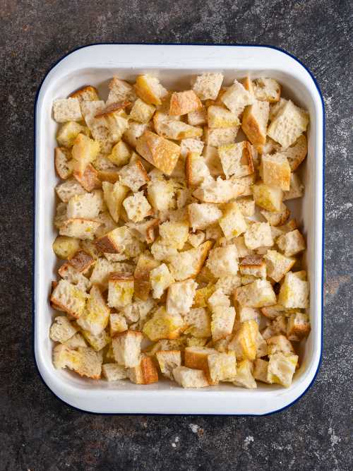 Kruhove kocke pokapamo z oljčnim oljem