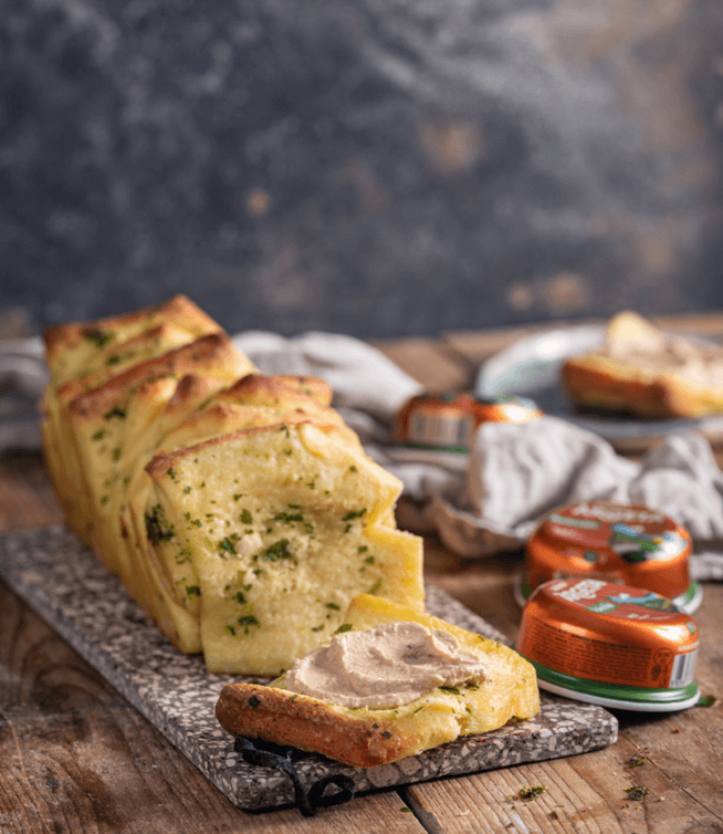 kruh sa češnjakom argeta