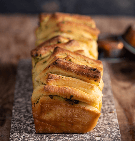 Hleb »pull-apart« sa belim lukom